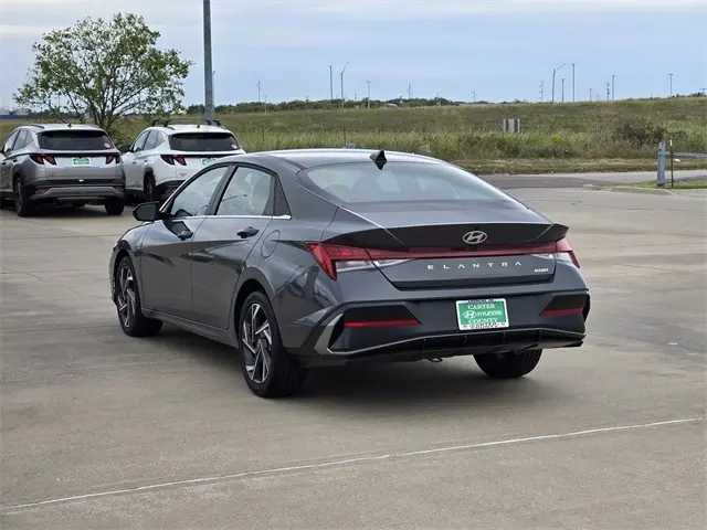 2025 Hyundai Elantra SEL Convenience photo 4