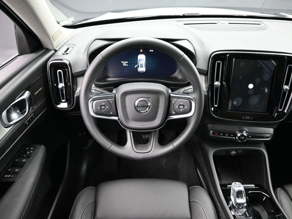 2025 Volvo - image 17