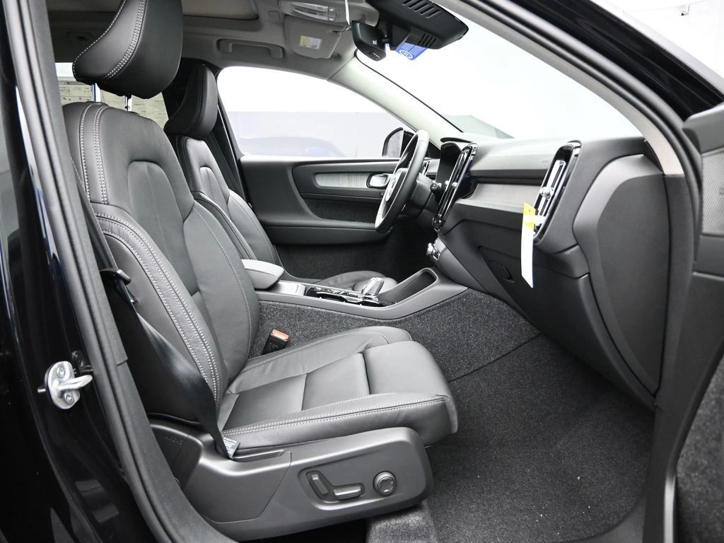 2025 Volvo - image 26