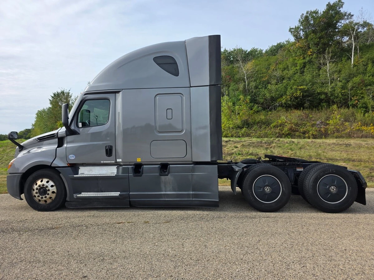 2022 Freightliner Cascadia — photo 8