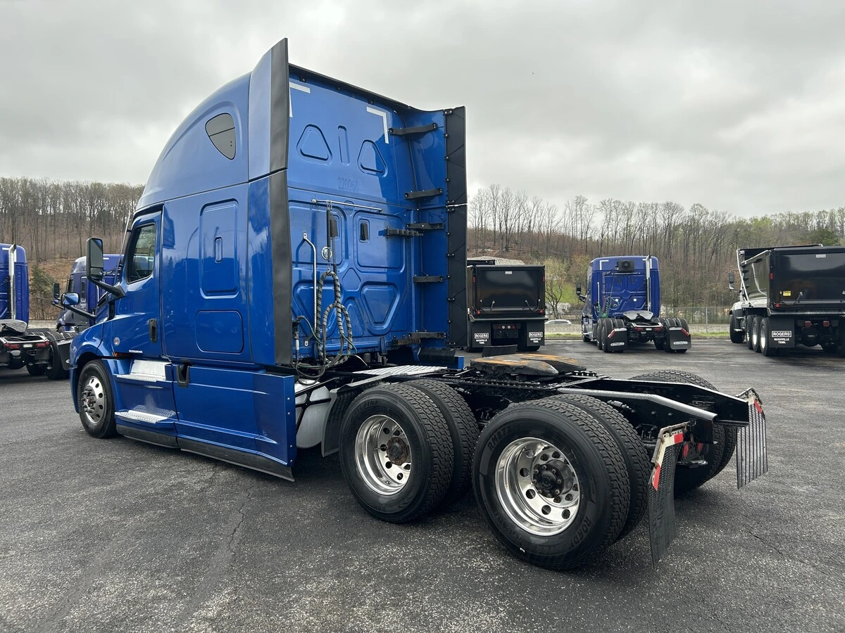 2022 Freightliner Cascadia - image 3