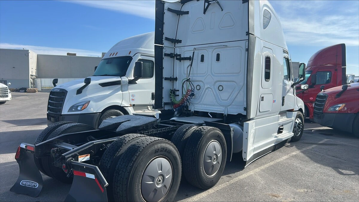 2024 Freightliner Cascadia - image 3