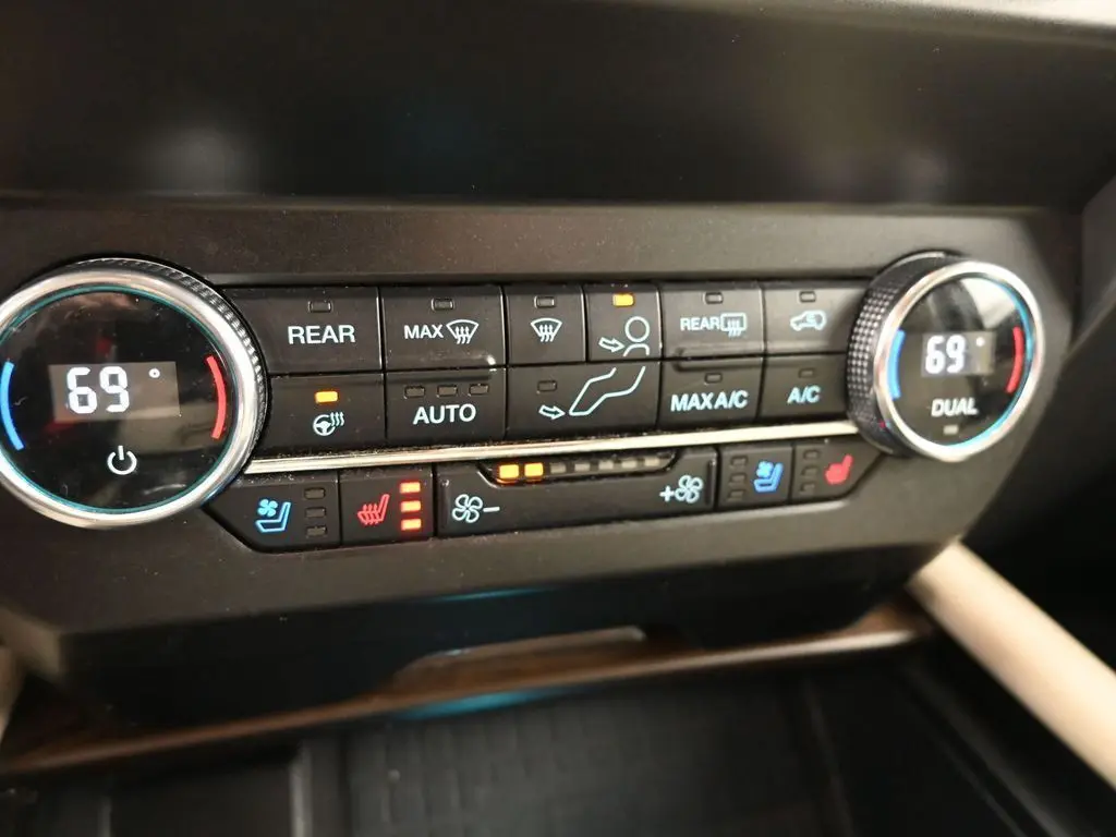2021 Ford Expedition Platinum photo 19