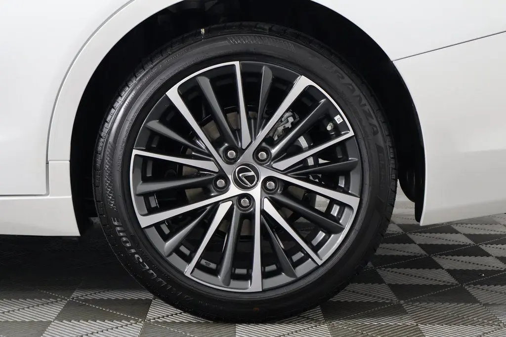 2025 Lexus ES 300h photo 8