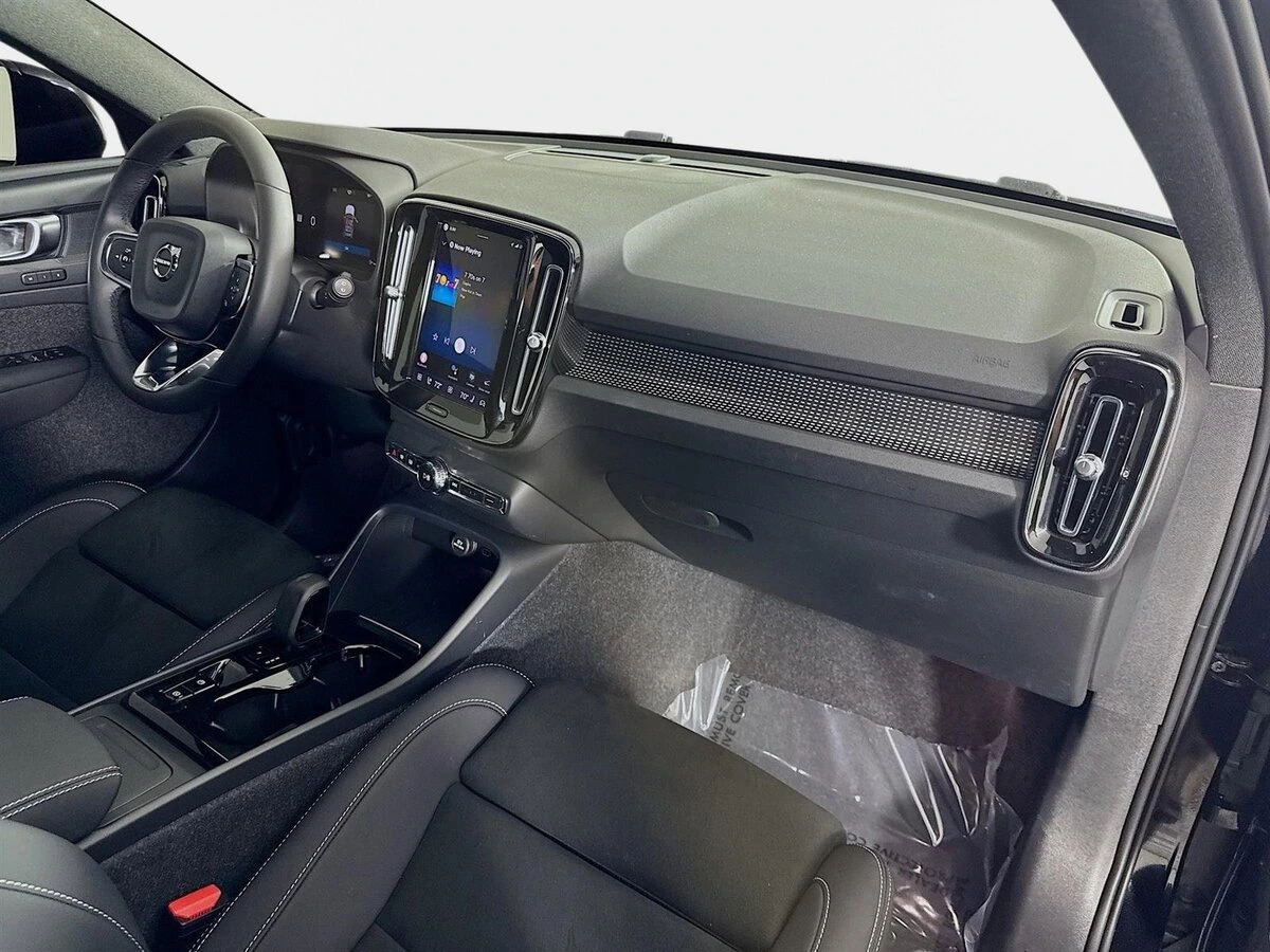 2023 Volvo - image 30