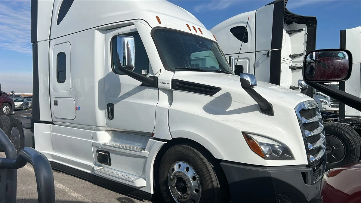 2024 Freightliner Cascadia - image 2