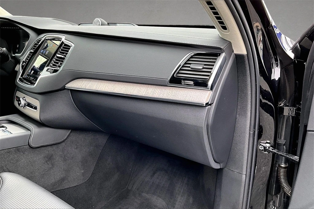 2025 Volvo - image 27