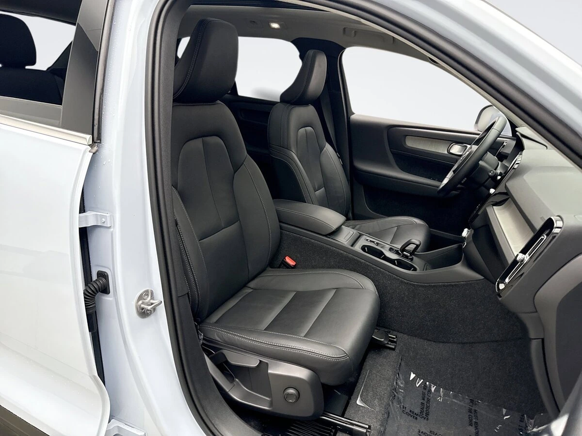 2025 Volvo - image 17