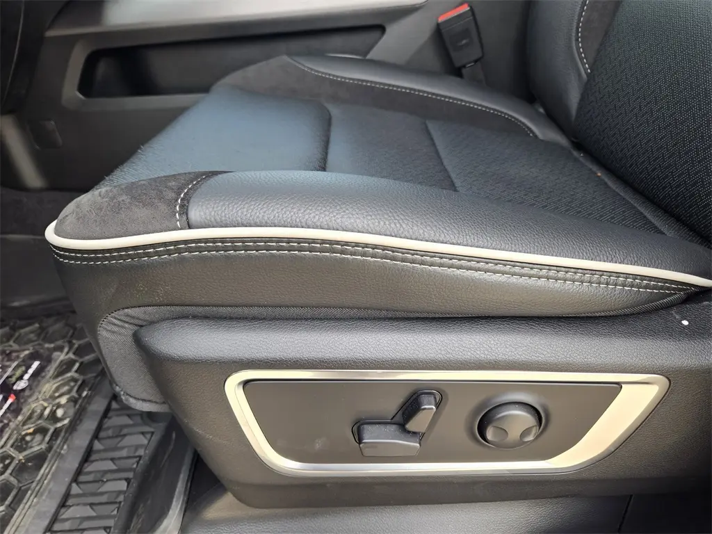 2026 Ram 1500 Laramie photo 17