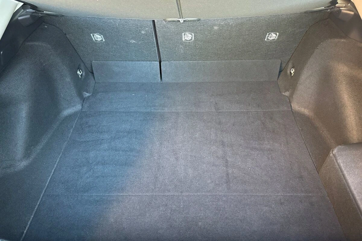 2025 Toyota Prius LE - Photo 15