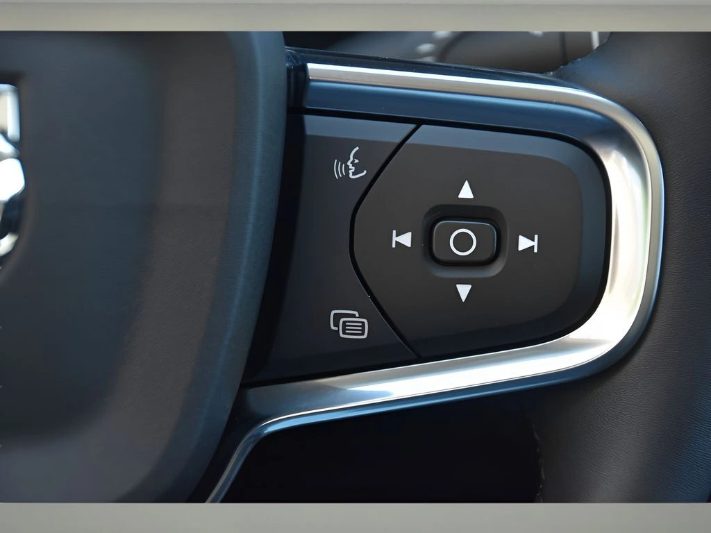 2025 Volvo - image 27