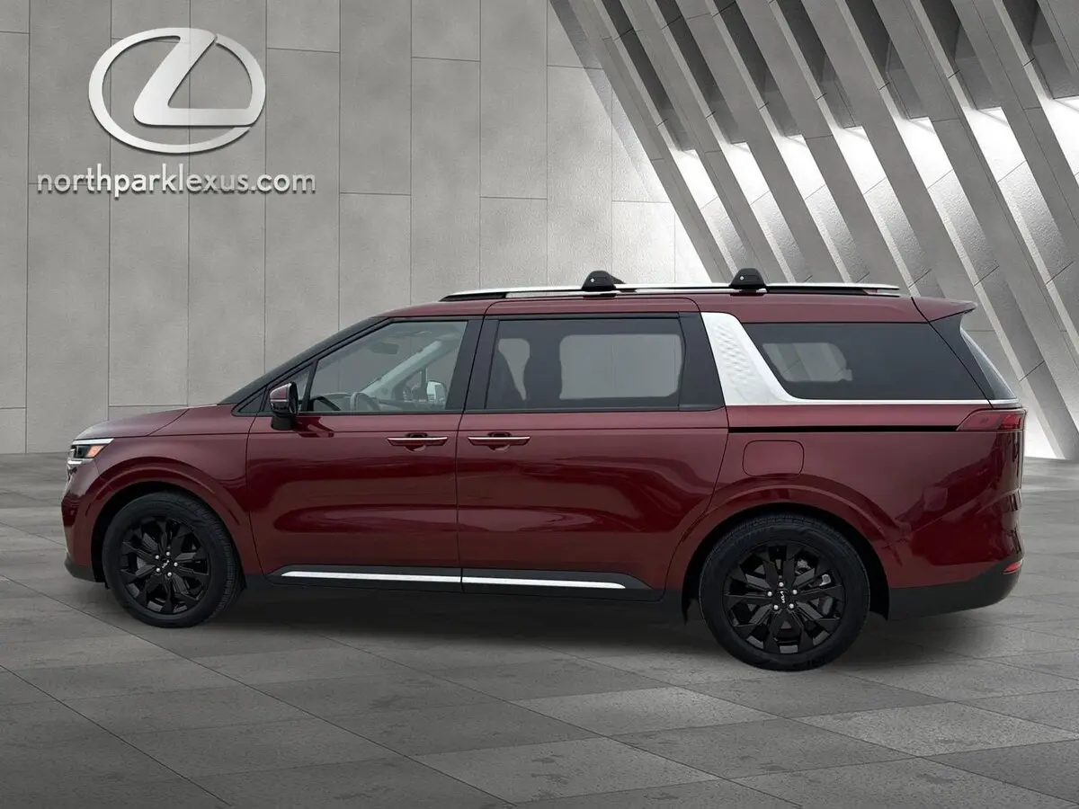 2024 Kia Carnival SX's photo