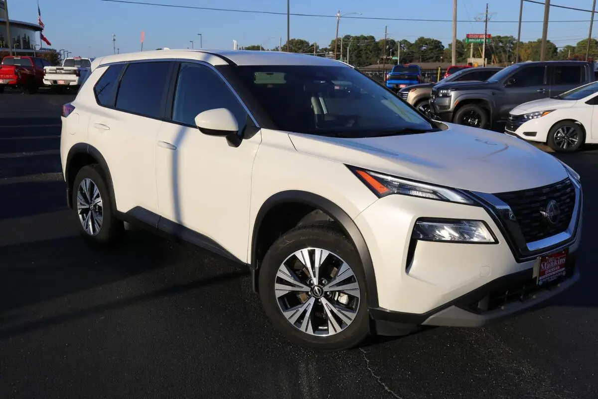 2023 Nissan Rogue SV's photo