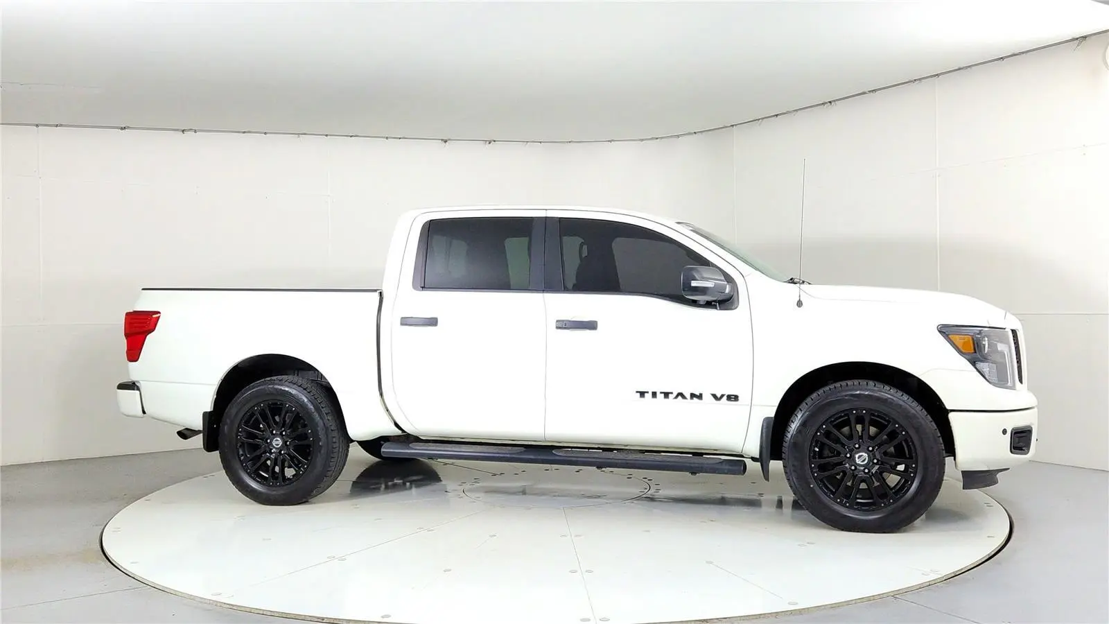 2018 Nissan Titan SV photo 2