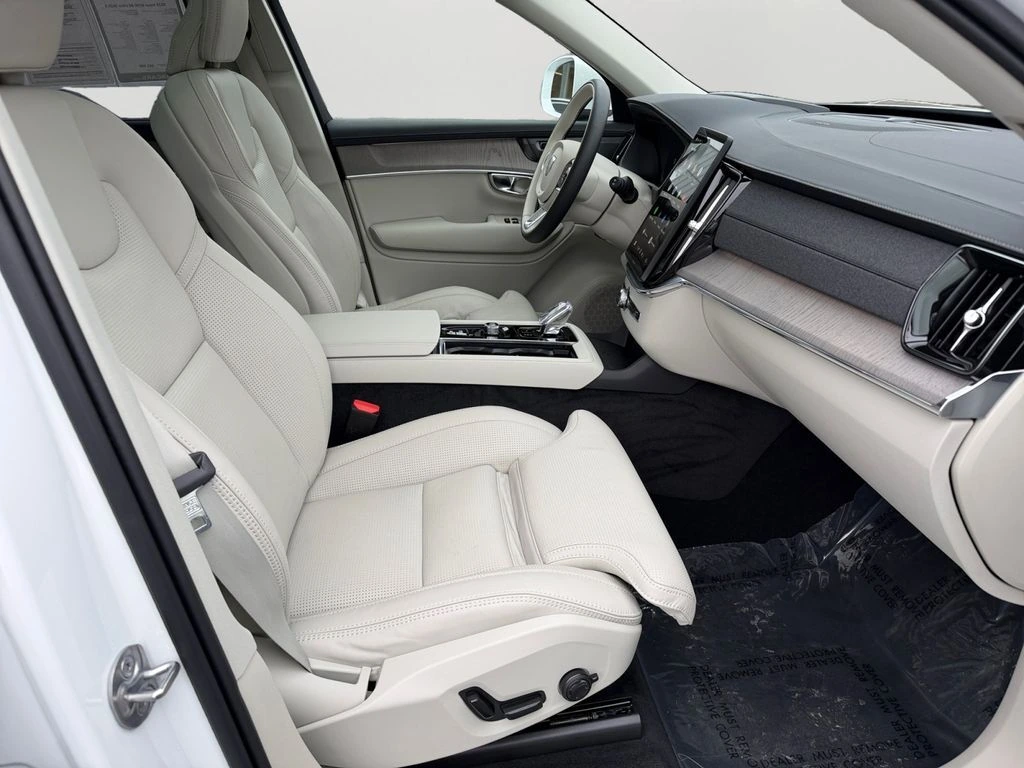 2025 Volvo - image 8