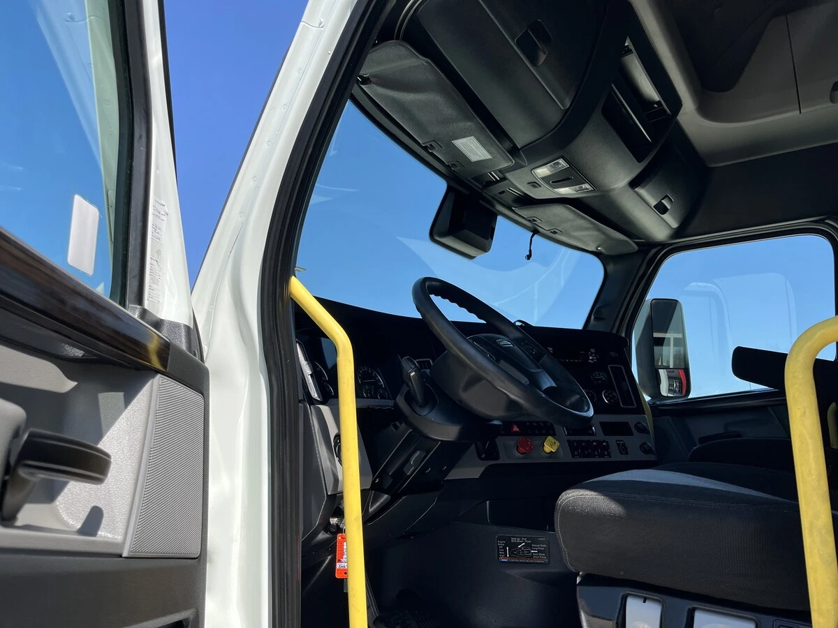 2021 Freightliner Cascadia - image 25