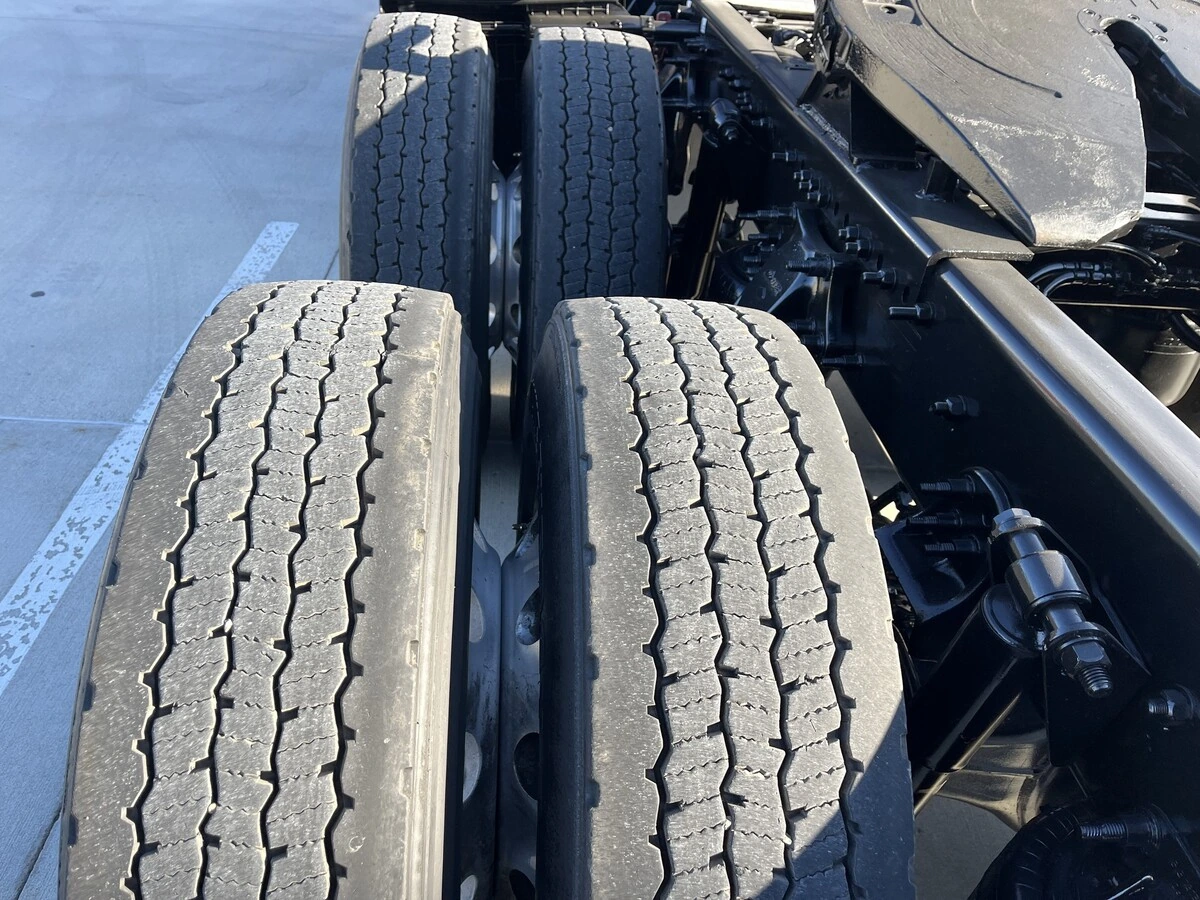 2022 Freightliner Cascadia - image 8