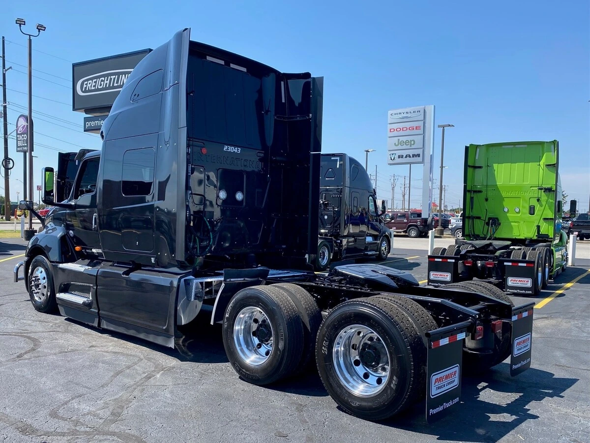 2023 International LT — photo 3