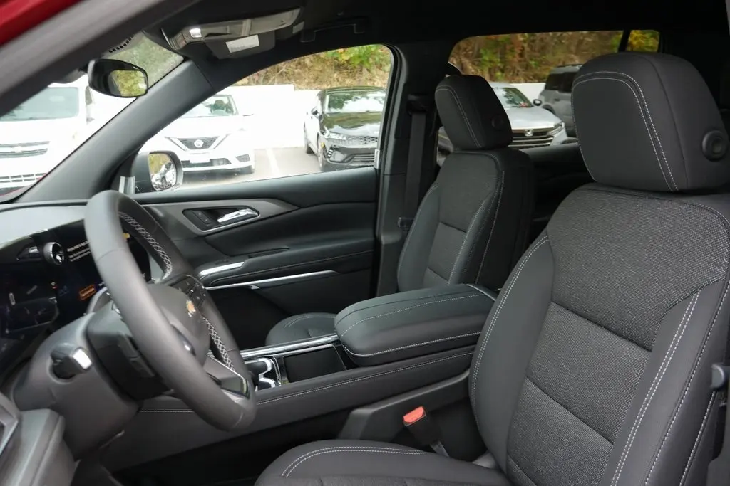 2026 Chevrolet Traverse 2LT photo 9