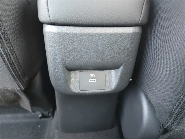 2025 Nissan Versa 1.6 SV photo 16