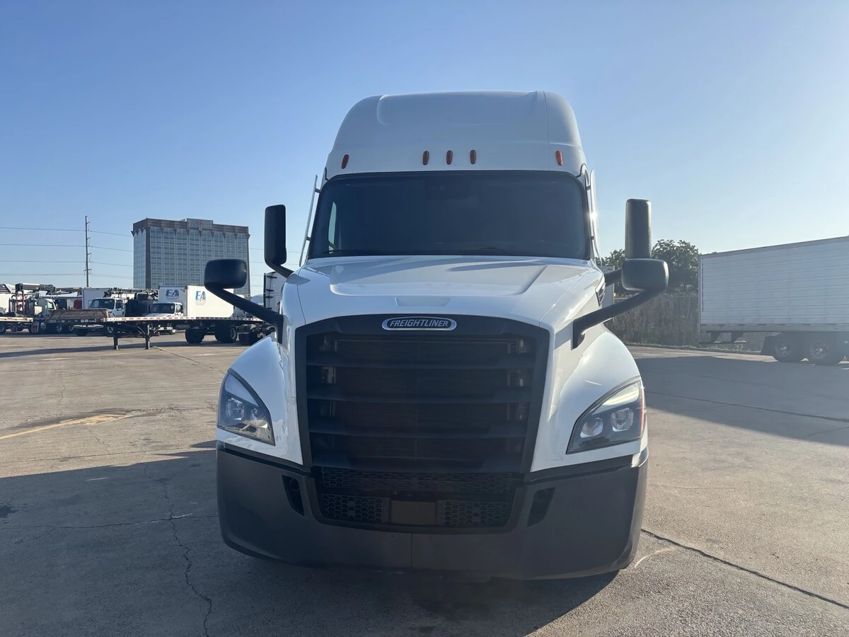 2025 Freightliner Cascadia — photo 2
