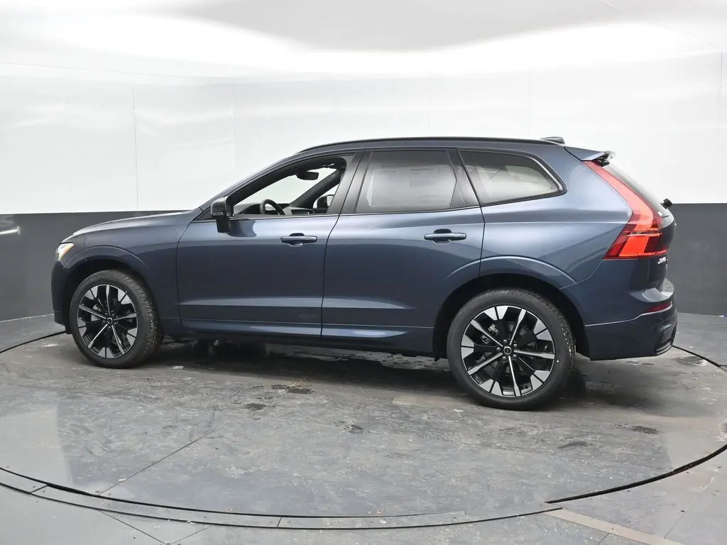 2026 Volvo - image 7