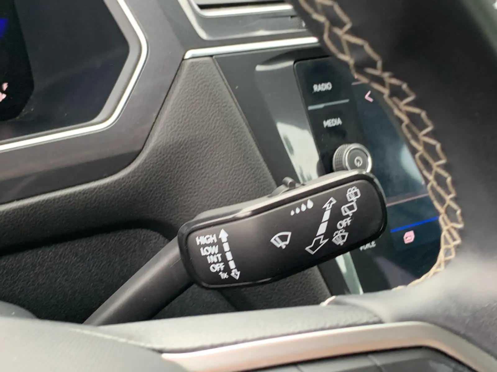2023 Volkswagen Tiguan SE photo 14