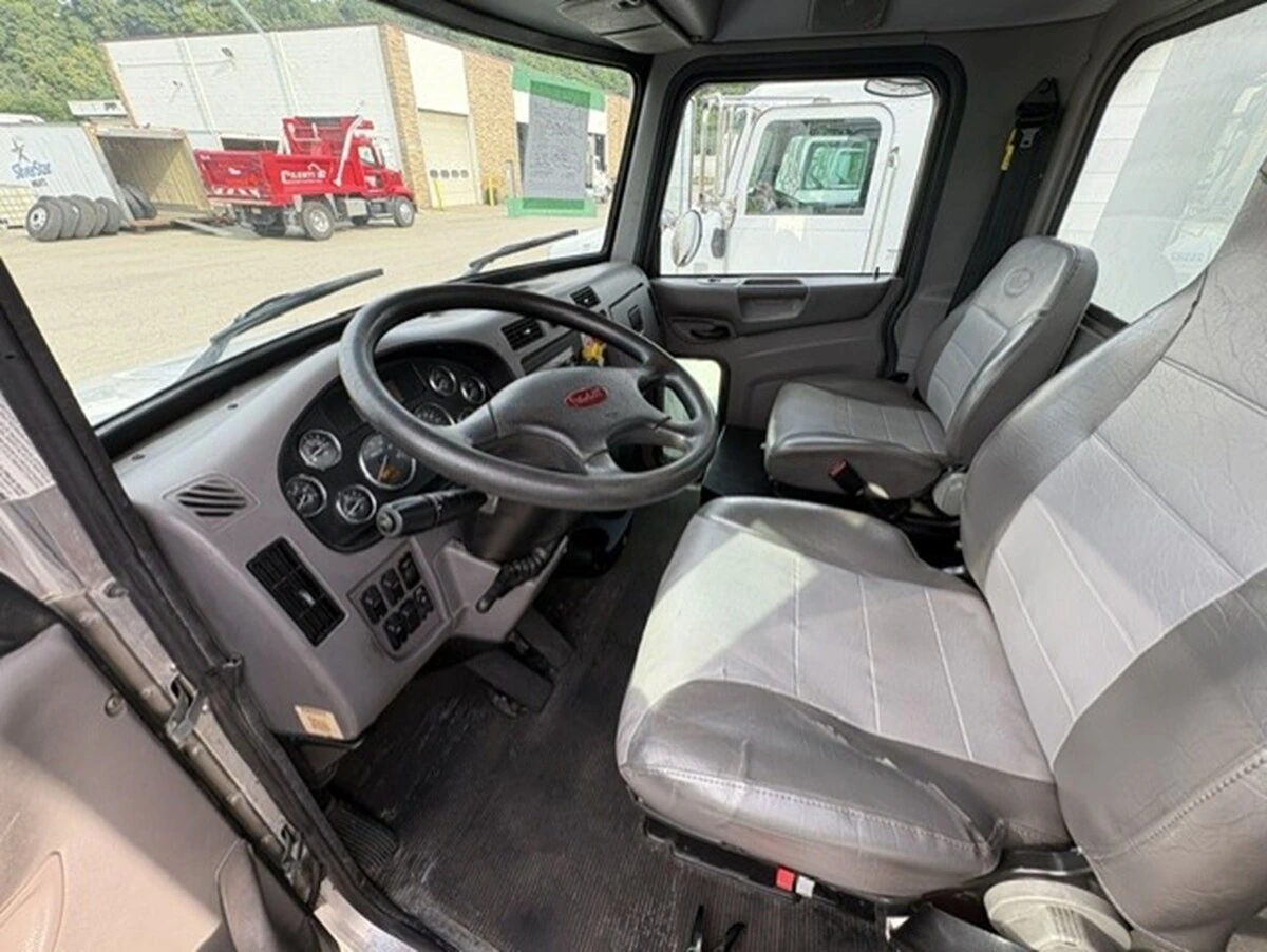2020 Peterbilt 337 in Johnstown, PA — photo 6