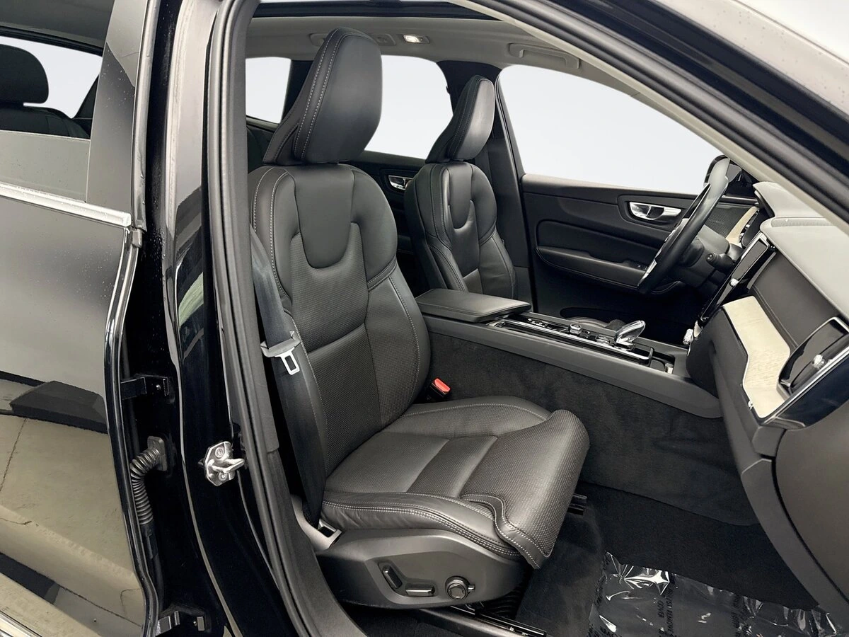 2022 Volvo - image 17