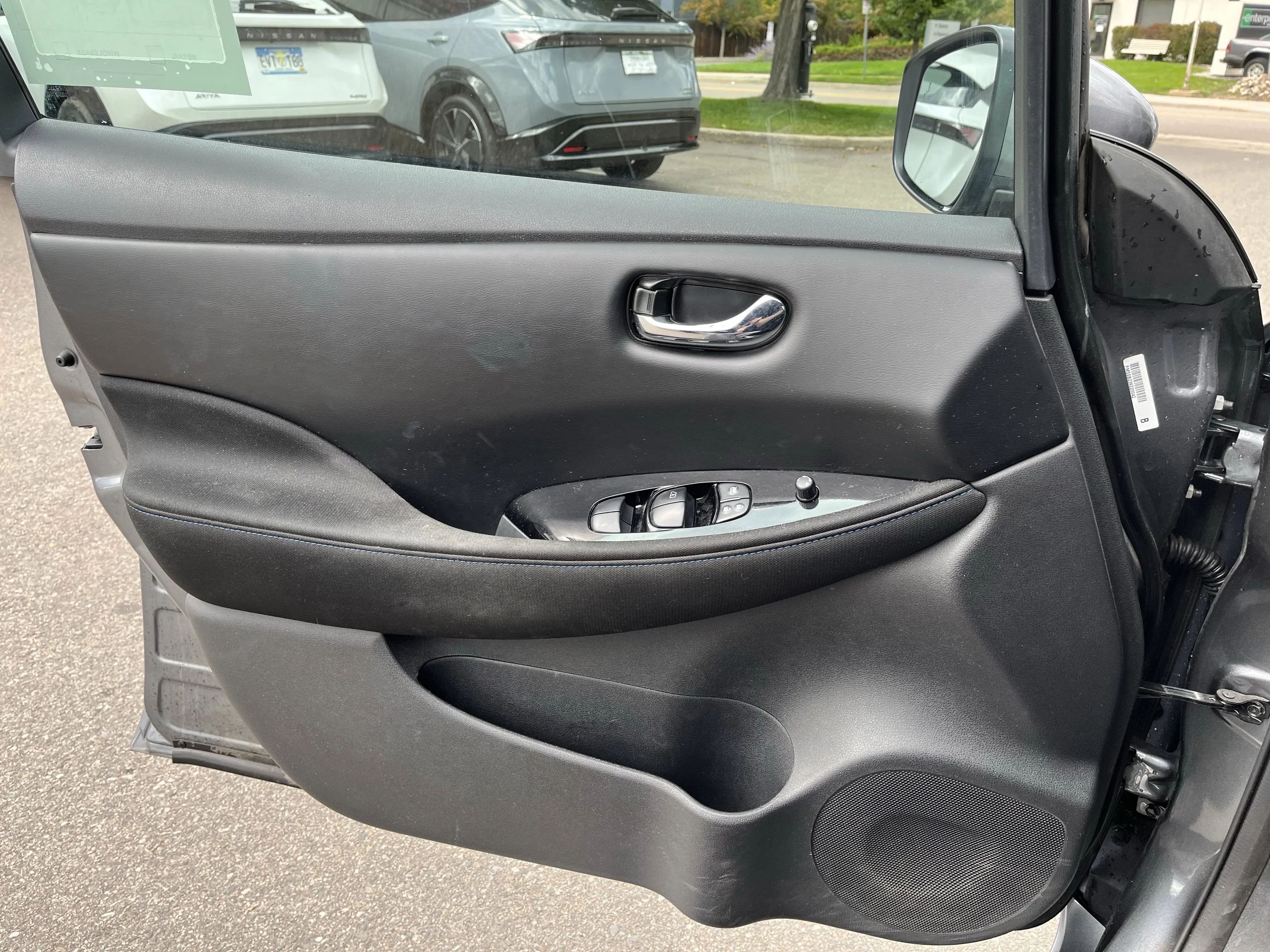 2024 Nissan Leaf SV photo 8