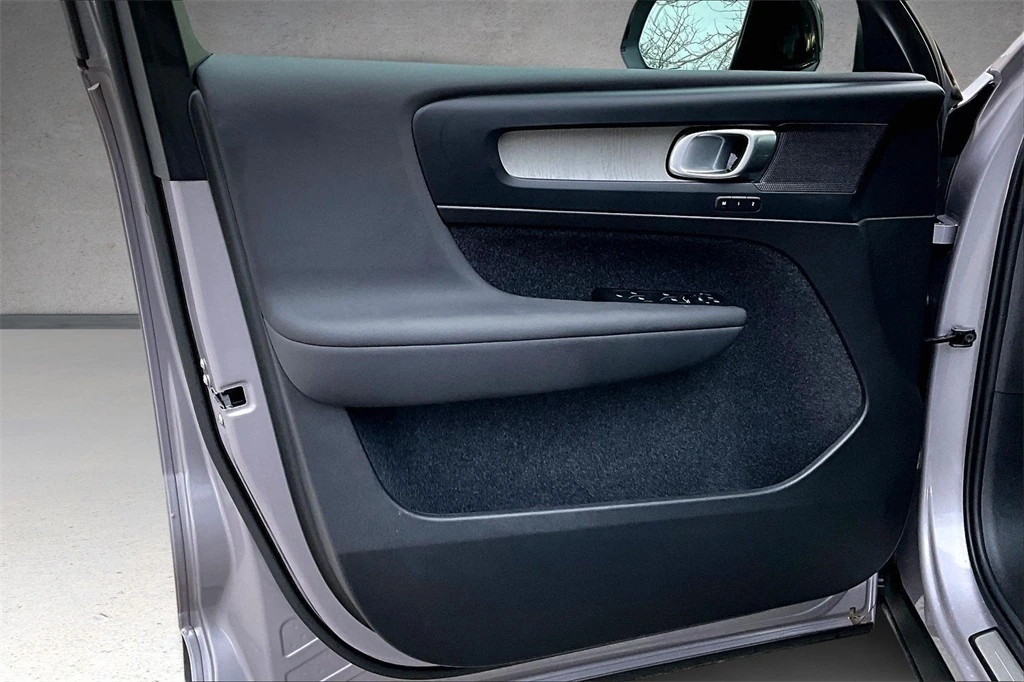 2026 Volvo - image 19