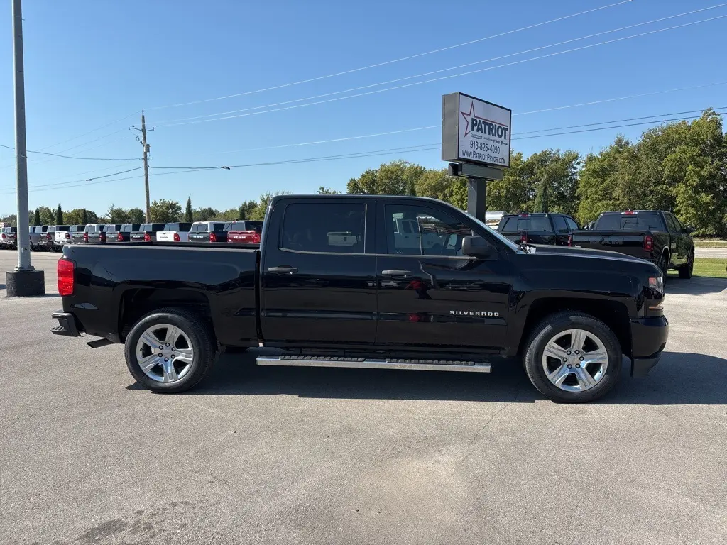2018 Chevrolet Silverado 1500 Custom photo 2