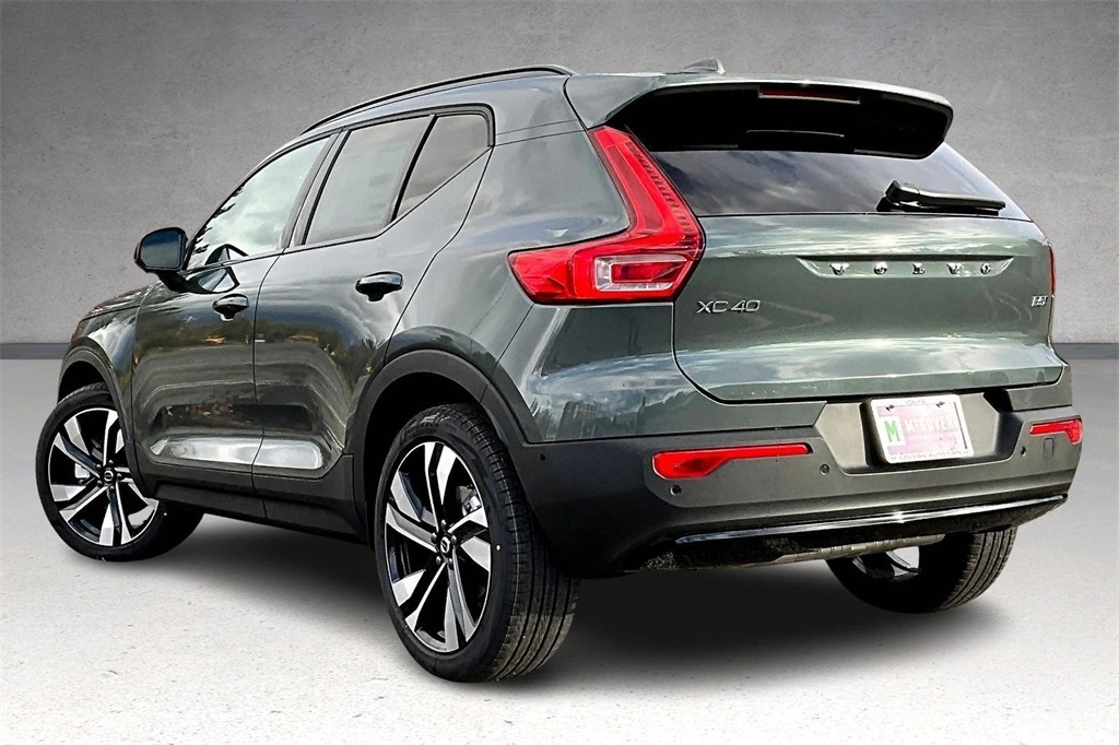 2026 Volvo - image 3