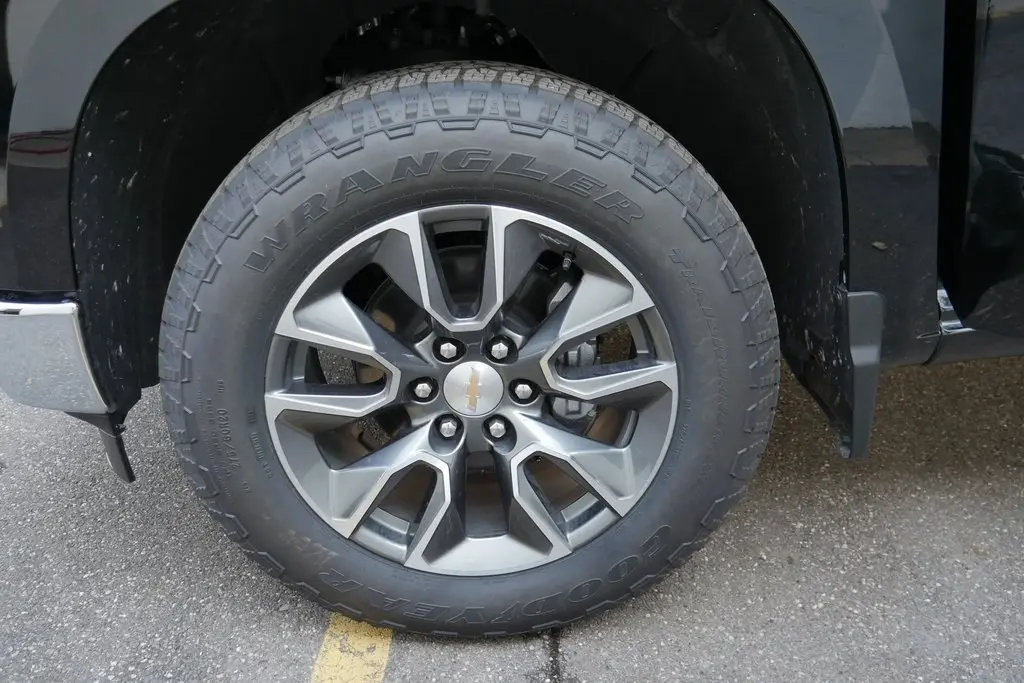 2025 Chevrolet Silverado 1500 LT photo 29