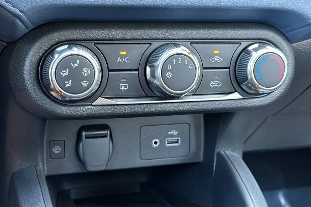 2025 Nissan Versa 1.6 SV photo 19