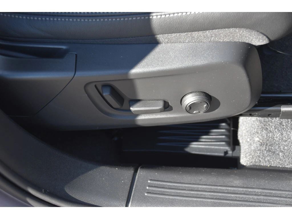 2026 Volvo - image 32