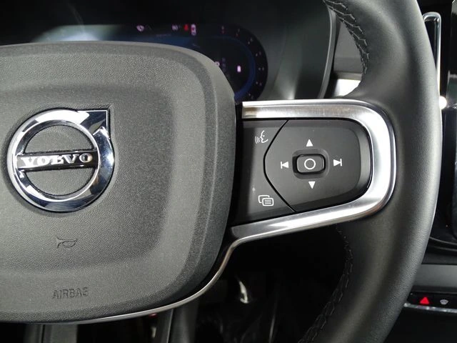 2025 Volvo - image 27