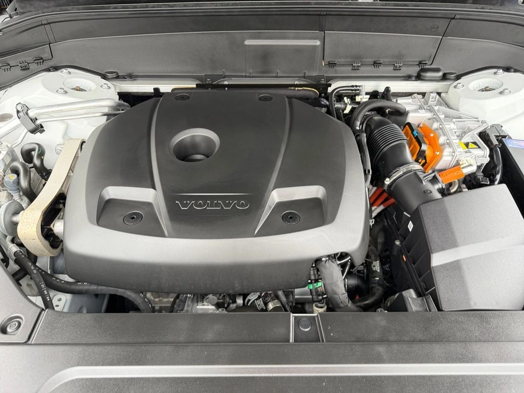 2025 Volvo - image 28
