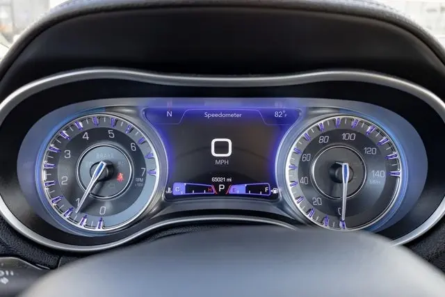 2021 Chrysler 300 Touring L photo 8