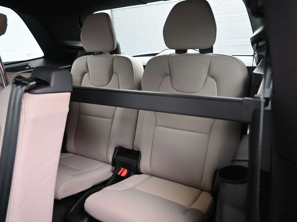 2026 Volvo - image 25