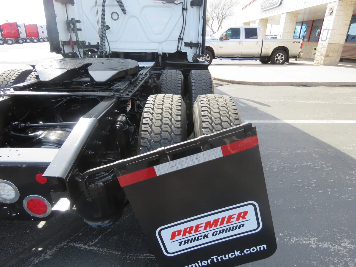 2023 Freightliner Cascadia - image 6