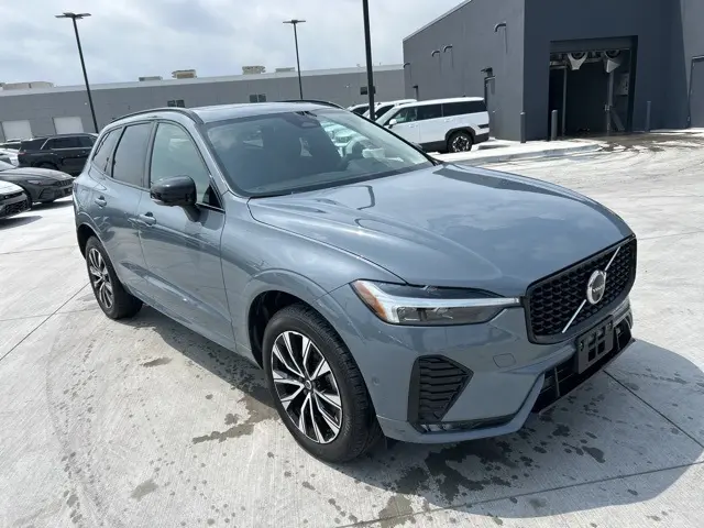 2023 Volvo XC60 B5 Plus photo 3