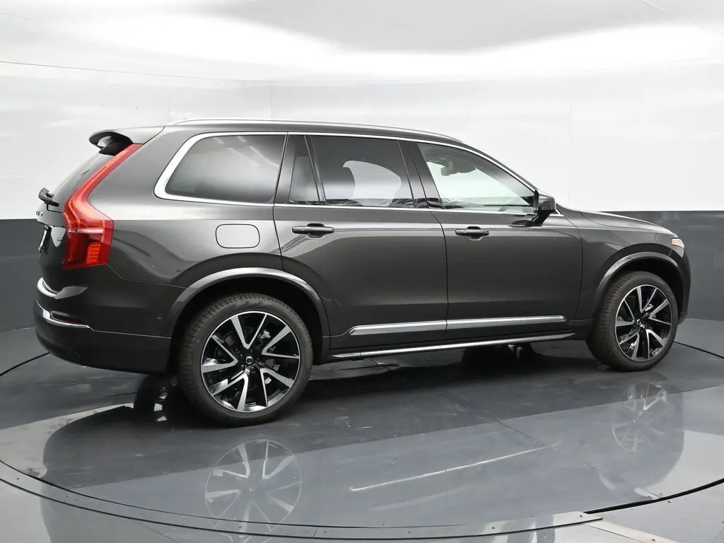 2025 Volvo - image 2