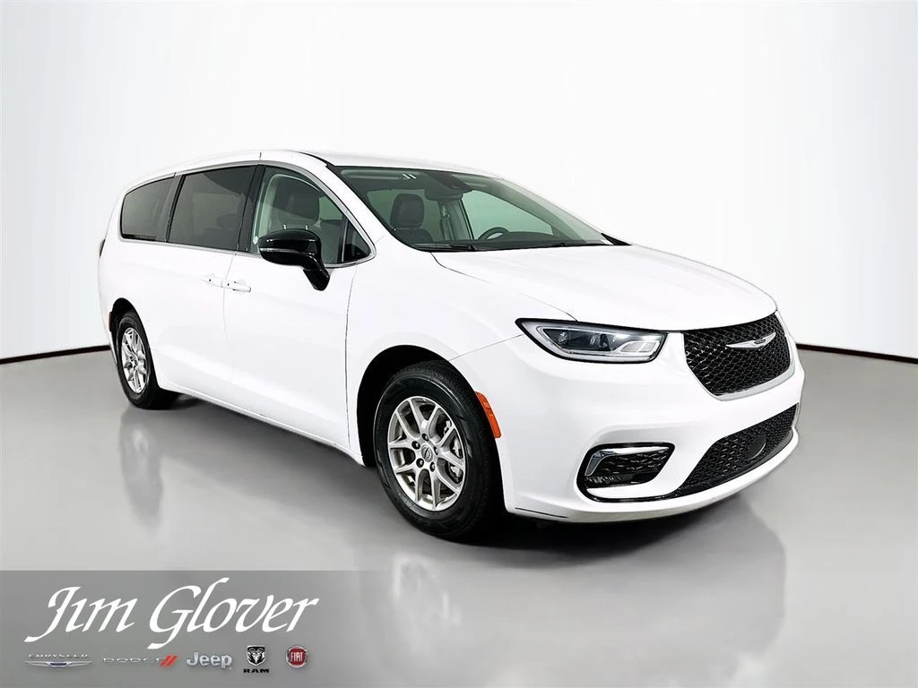 2024 Chrysler Pacifica Touring L's photo
