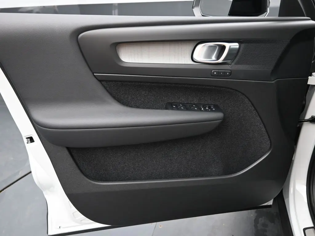 2025 Volvo - image 22