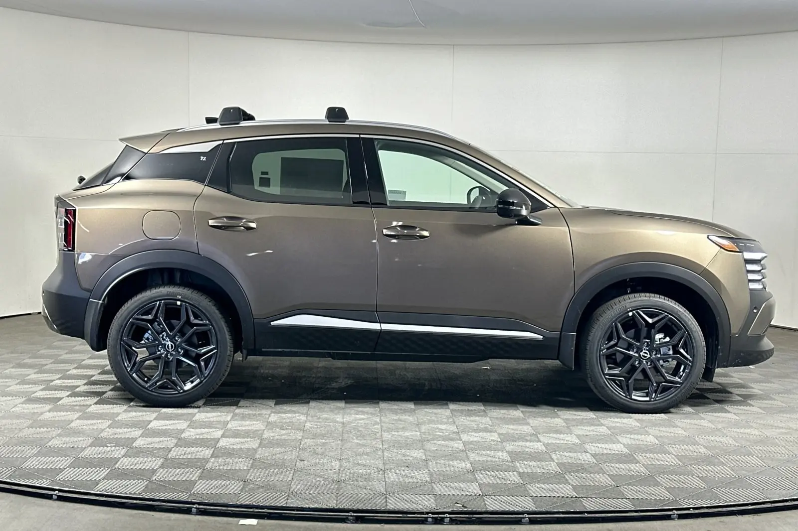 2026 Nissan Kicks SR photo 2