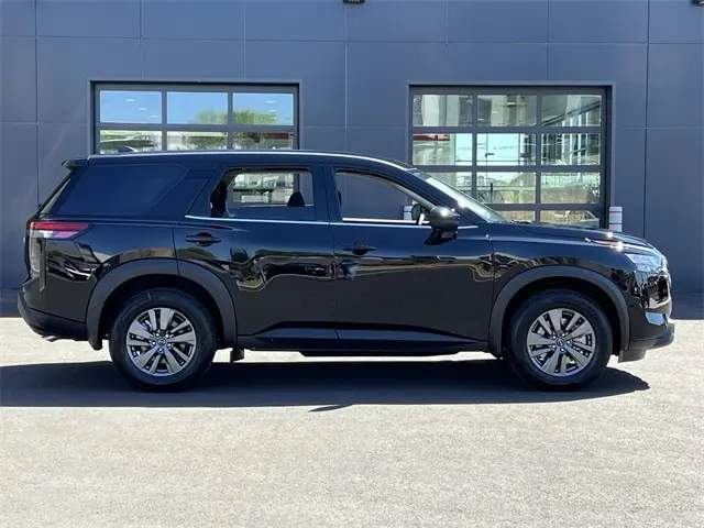 2025 Nissan Pathfinder S photo 6