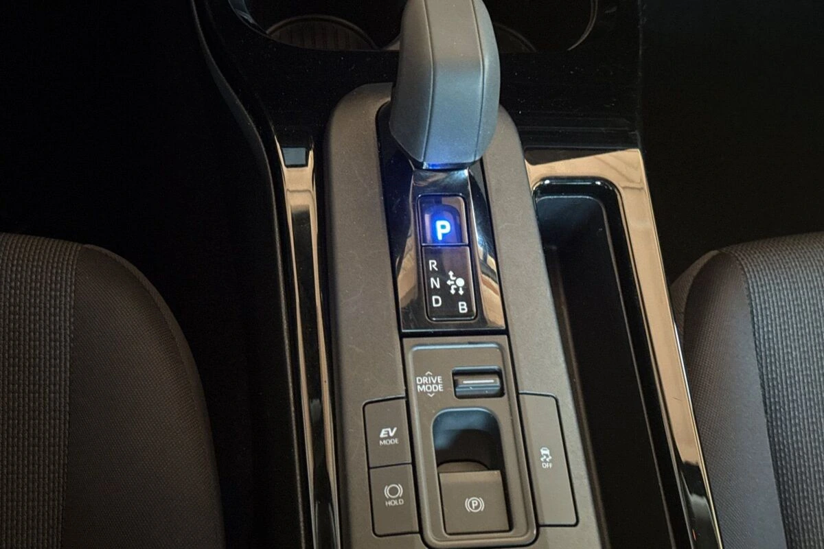 2025 Toyota Prius LE - Photo 21