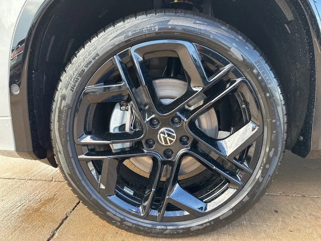 2025 Volkswagen Tiguan SE R-Line Black photo 10