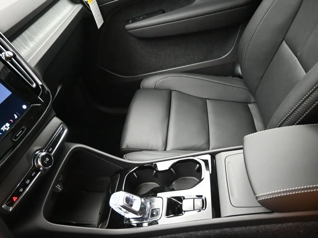 2025 Volvo - image 16